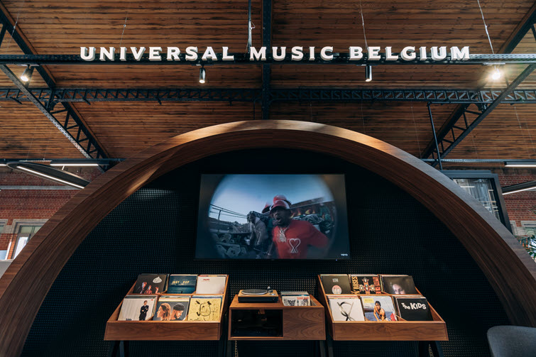 stratifié HPL en noyer Lorenzo avec structure en placage